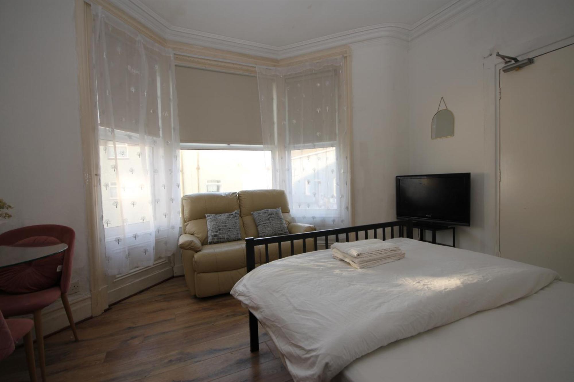 Barton Seaview, Self Catering Studio Apartments, Promenade & Central Beach Location, Families, Couples Or 23 Years Plus Only, Free Parking Blackpool Zimmer foto